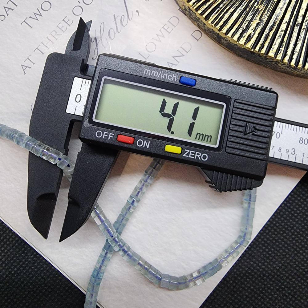 Аквамарин природный, шайба, трубочка, размер 4мм, нить 9.5см (1/4)