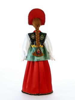 Кукла коллекционная в девичьем праздничном костюме