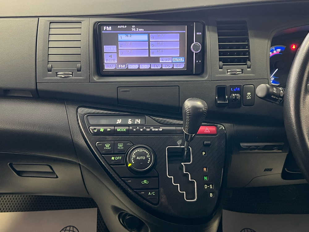 Toyota Isis, 2014 год