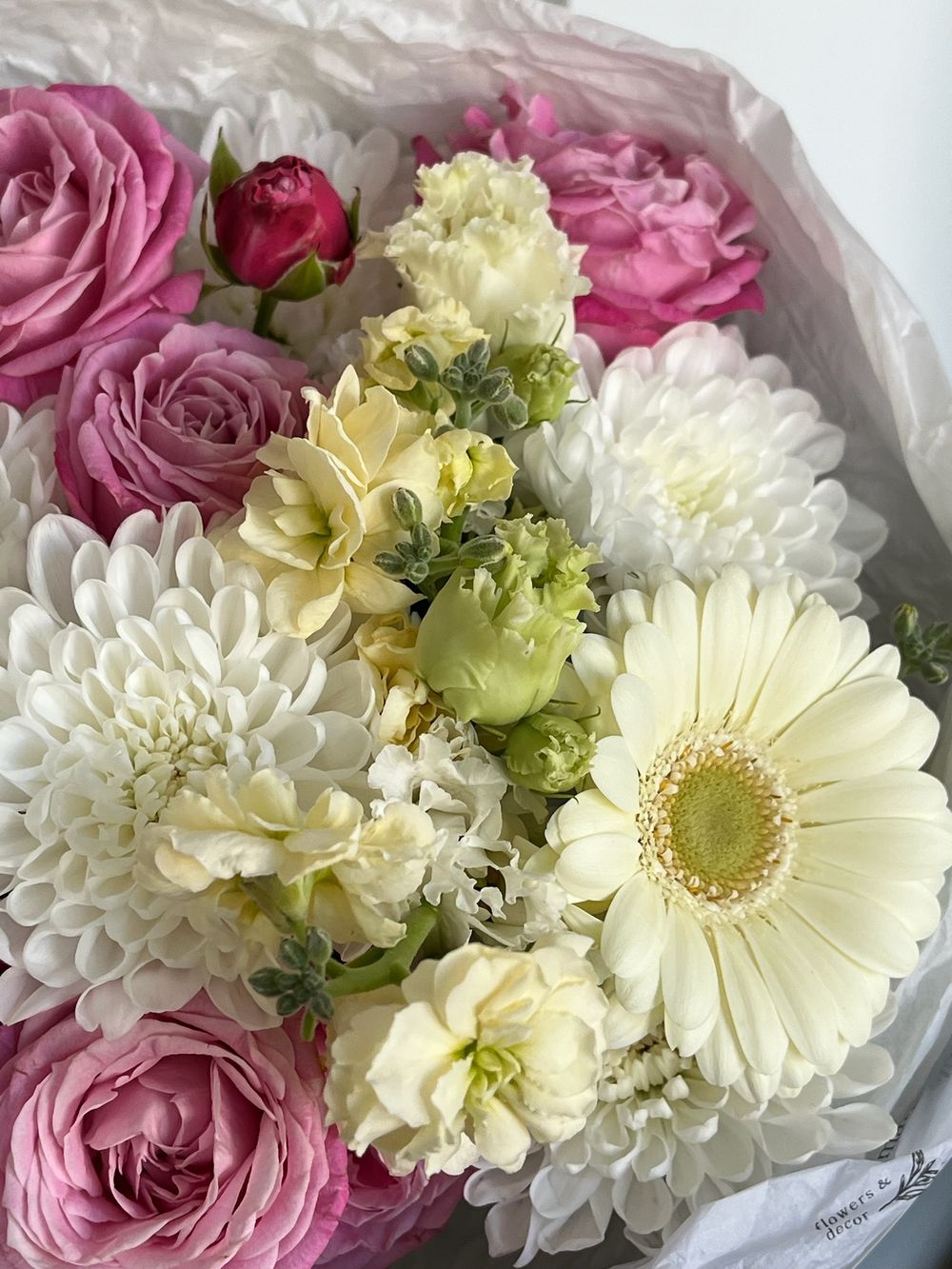 Букет из кустовой пионовидной розы, хризантемы и герберы и маттиолы