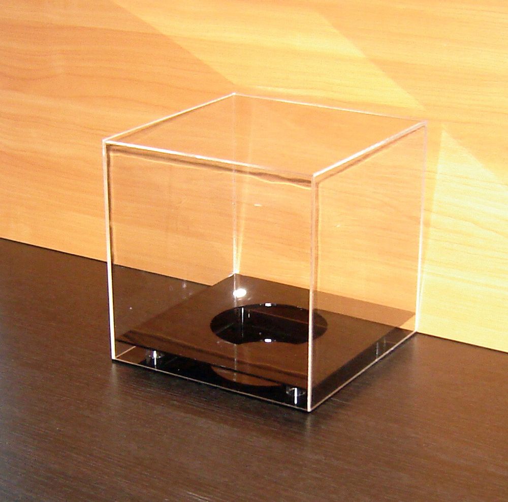 Подставка под сувенирный мяч акриловая