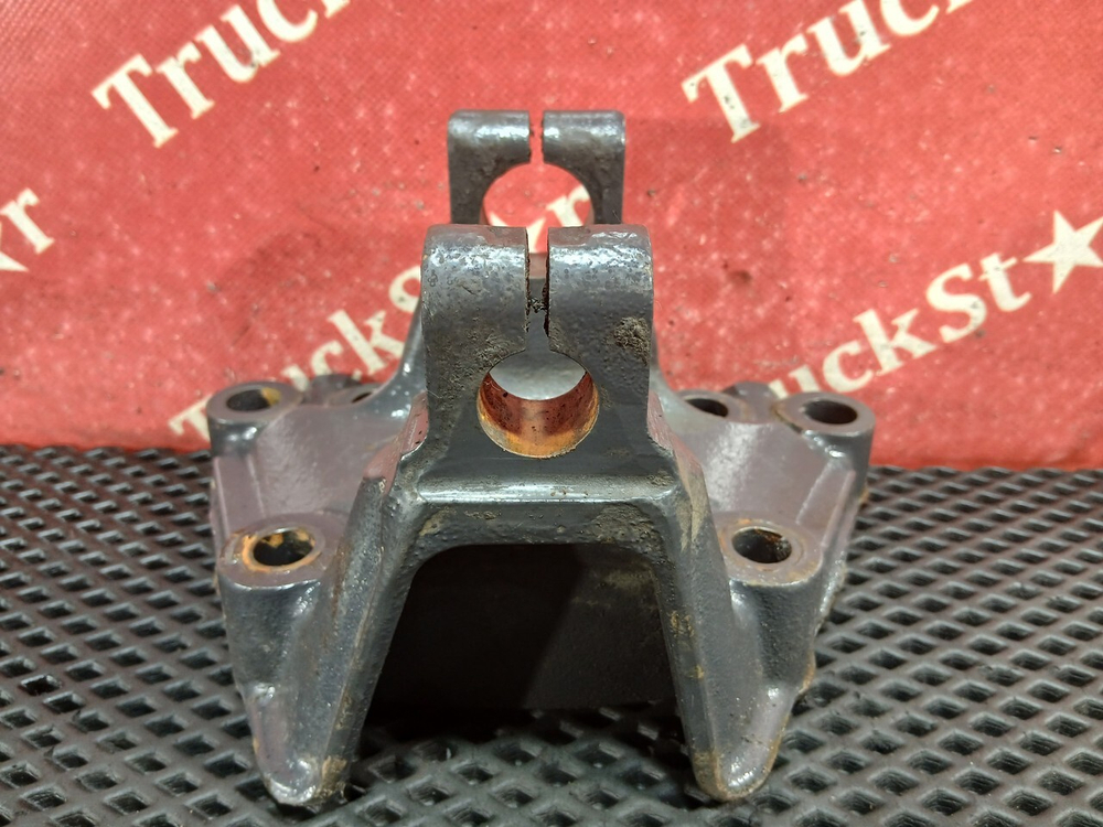 Кронштейн передней рессоры левый
