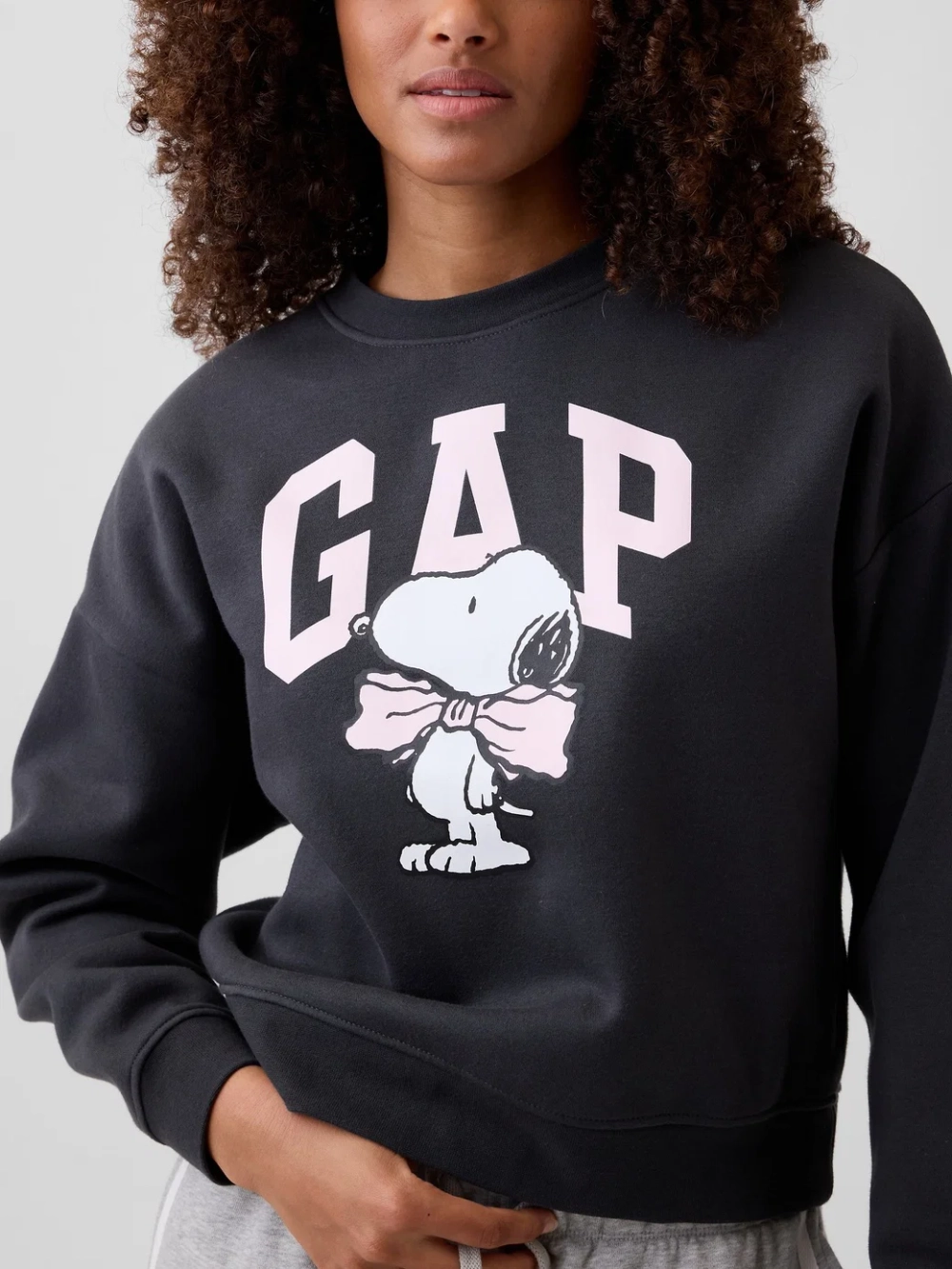 Свитшот Peanuts с широким клиновидным вырезом и воротником-лодочкой - GAP