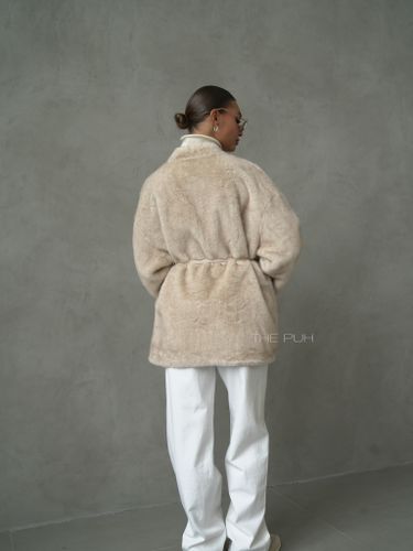 Бежевая шуба с поясом