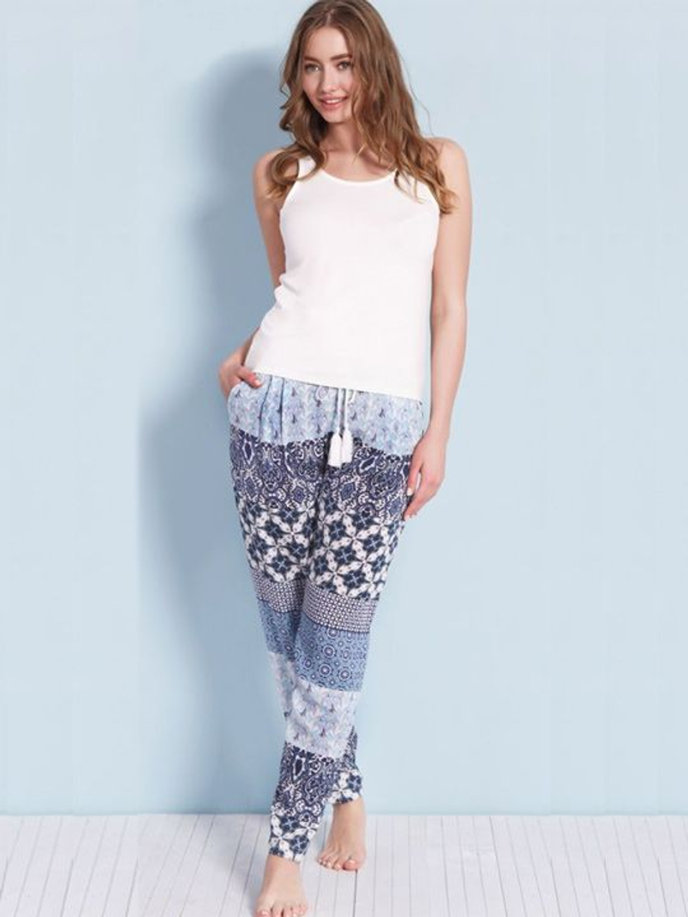 Вискозный комплект с принтованными брючками (Размер: L) (Цвет: синий с белым)