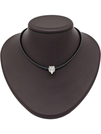 Фотография шарма подвески Волк из серебра 925 пробы, вид на постаменте.