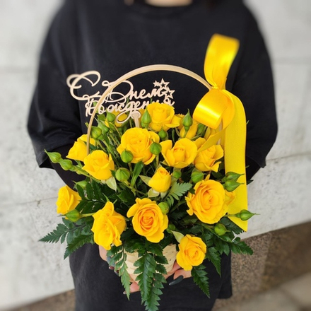 Корзинка с желтыми кустовыми розами