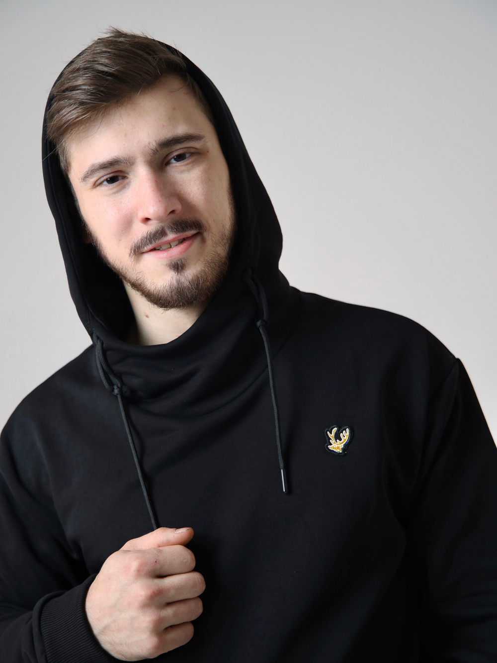 Худи черное Город Горький мужское с нашивкой желтый олень