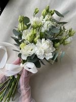 Свадебный букет из диантусов, лизиантуса, маттиолы и эвкалипта