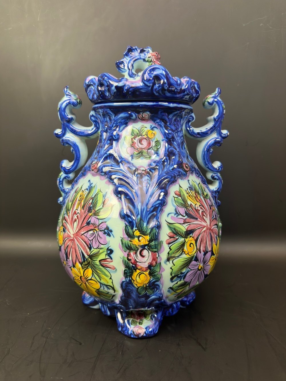 Португальская ваза с крышкой