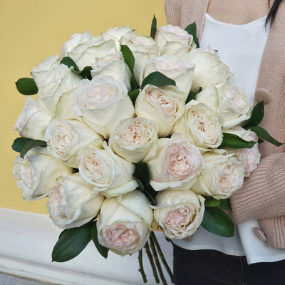 51. Ароматный букет роз White O’Hara