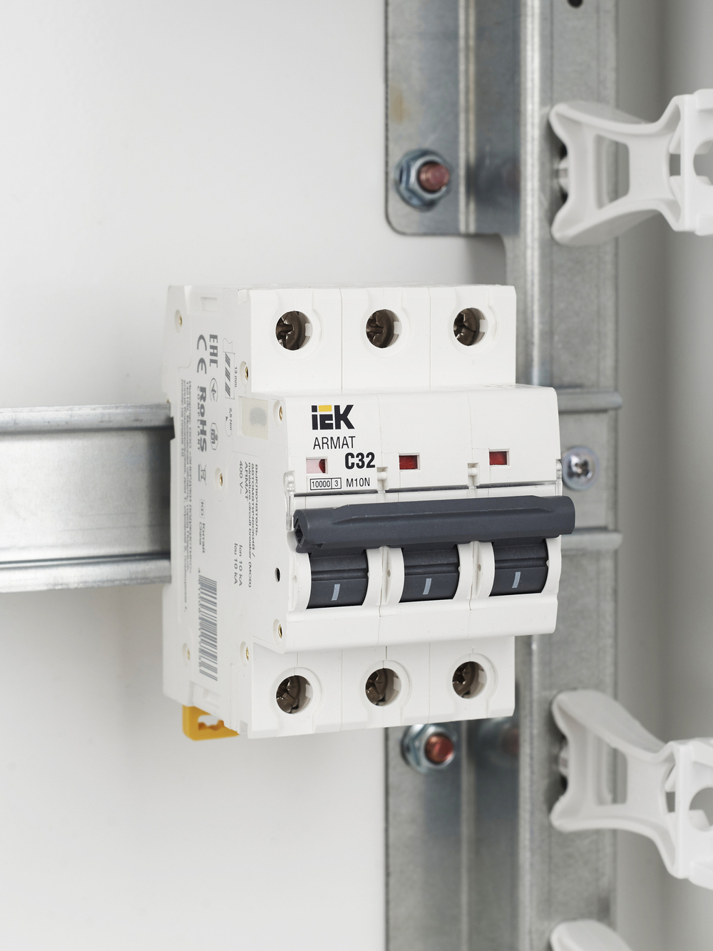 ARMAT Автоматический выключатель M10N 3P C 32А IEK