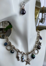 Колье с подвесами:морская звезда, лягушка,ключ,морской конек,темный барочный жемчуг,оттенок серебро