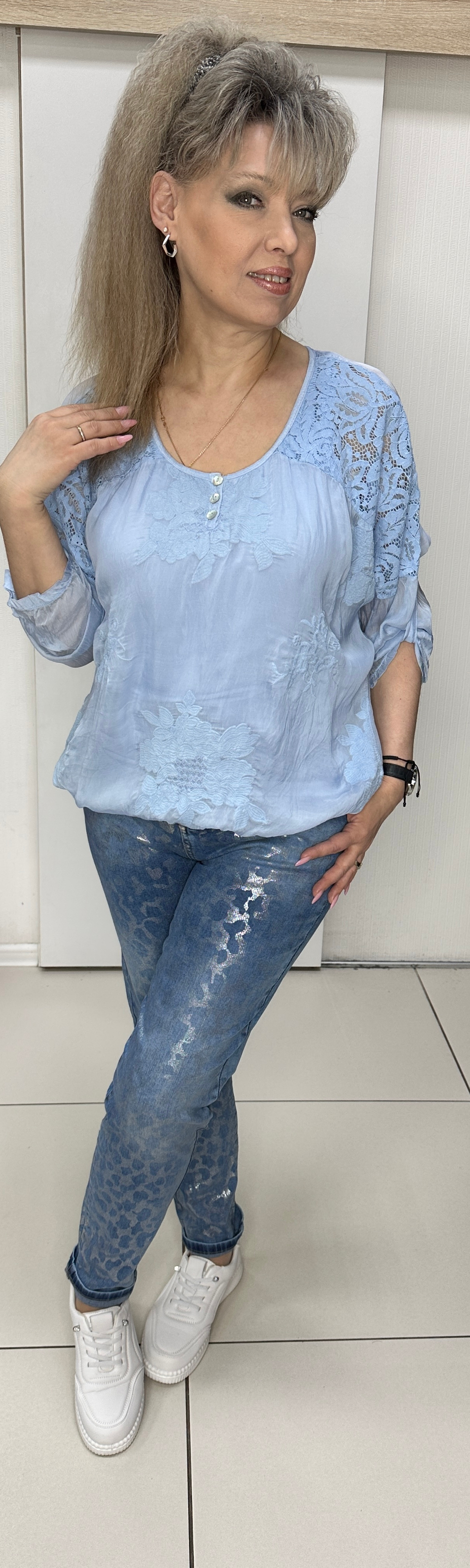 Синие джинсы с блестящим принтом по лицевой стороне