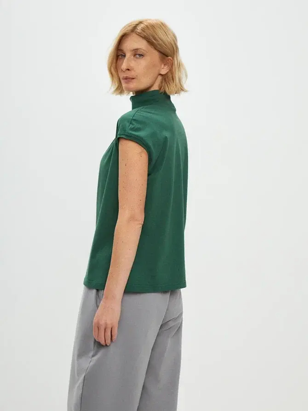 Футболка дизайнерская с цельнокроеным воротником изумруд