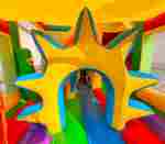 Коммерческий надувной батут «Попугаи и друзья 2» с крышей, 6x4x4 м