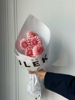 Кулек из георгин в персиковом оттенке