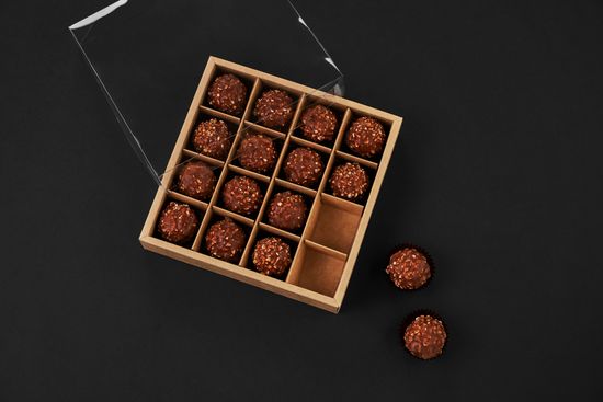 Упаковка с прозрачной крышкой для 16 шоколадных конфет