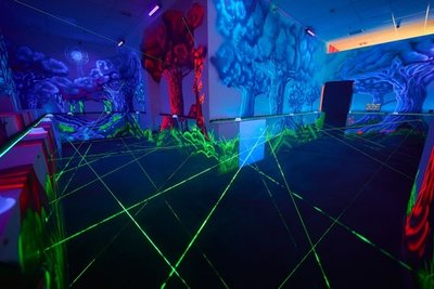 Лазерный лабиринт: 60 лазеров на 7,5 м2