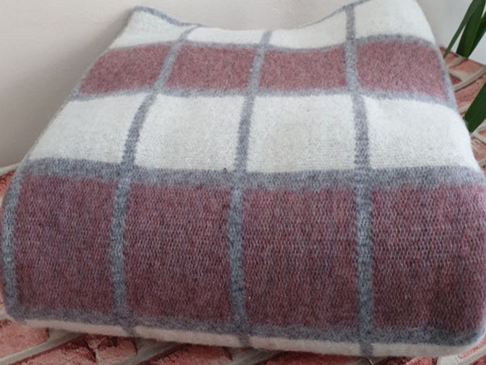 Одеяло полушерстяное "ВВ. БЕЛО-СЕРО-БОРДОВАЯ КЛЕТКА-1" ОПШ-1, 50% шерсть, плотность 400 г/м2, Россия.