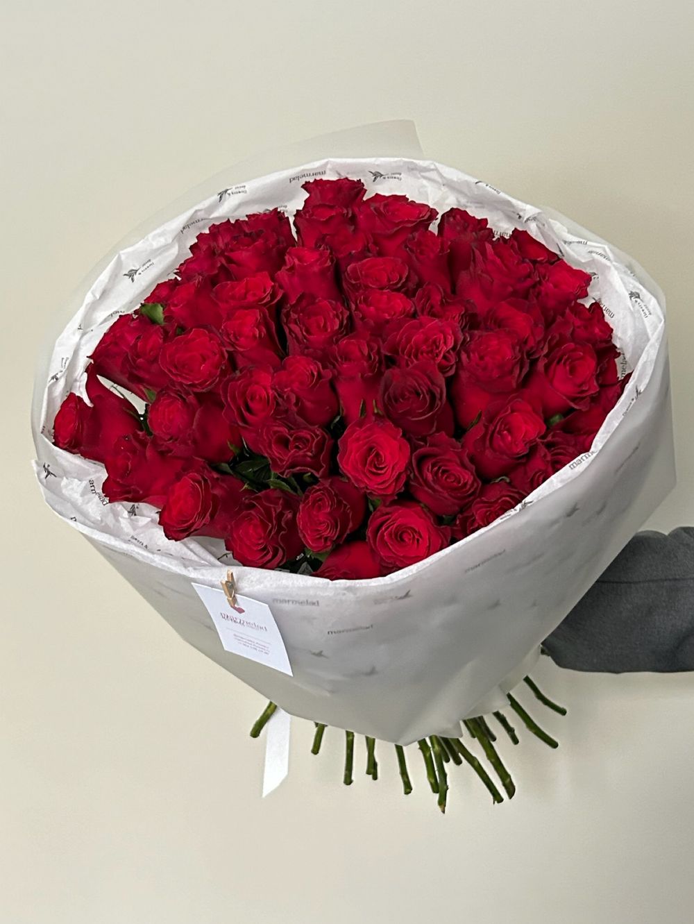 Букет 51 красная роза в оформлении