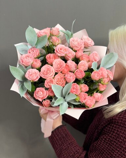 Букет из 7 кустовых пионовидных роз "Madam Bombastic"