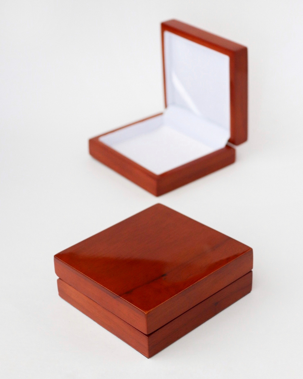 Футляр деревянный 96,5x92,5x33 мм под монету.