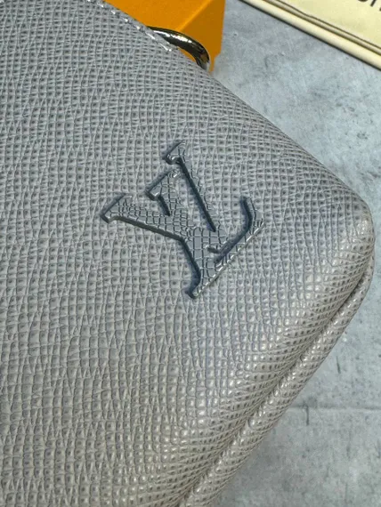 Сумка-мессенджер Louis Vuitton Avenue серый