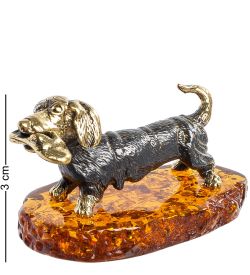 Народные промыслы AM- 574 Фигурка «Такса с тапком» (латунь, янтарь)