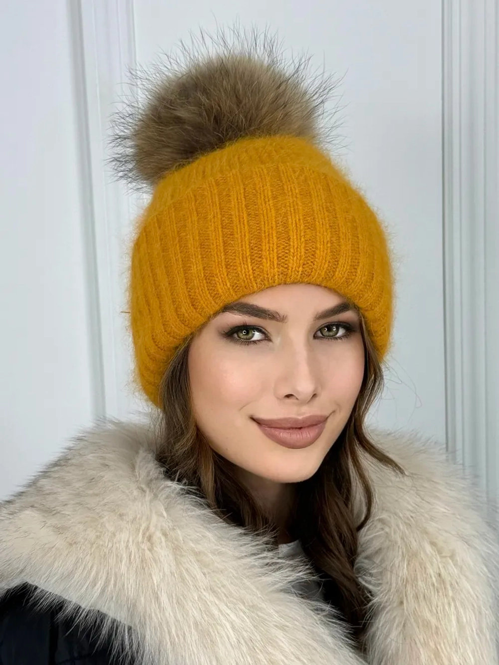 шапка ангора с меховым помпоном зимняя пушистая стильная