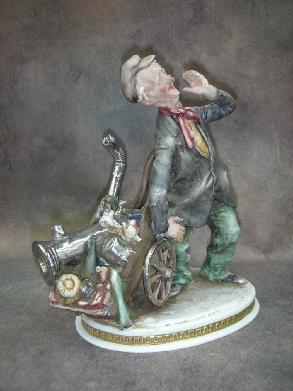 Статуэтка. Фарфор. Старьёвщик. Capodimonte. Италия