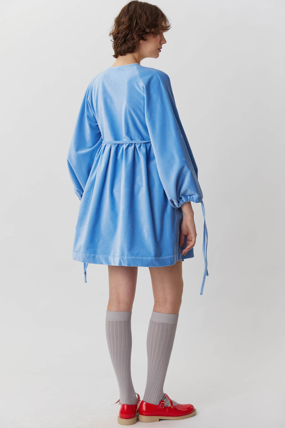 Платье на запах с широкими рукавами длины мини из голубого бархата