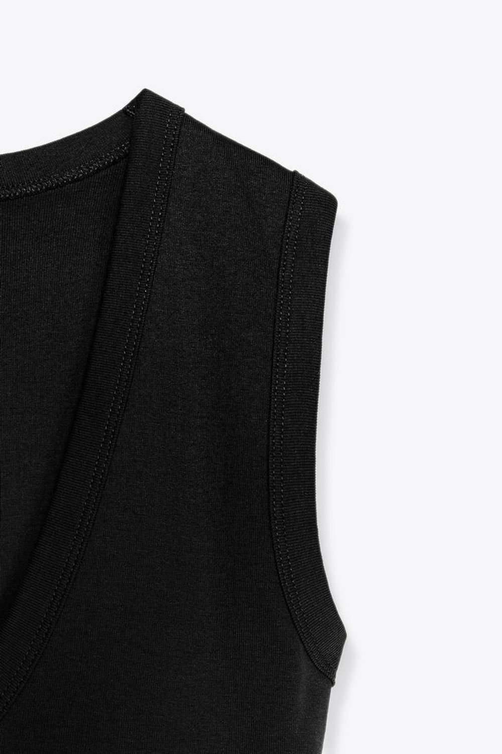 ZARA ФУТБОЛКА С V-ОБРАЗНЫМ ВЫРЕЗОМ, ЧЕРНЫЙ