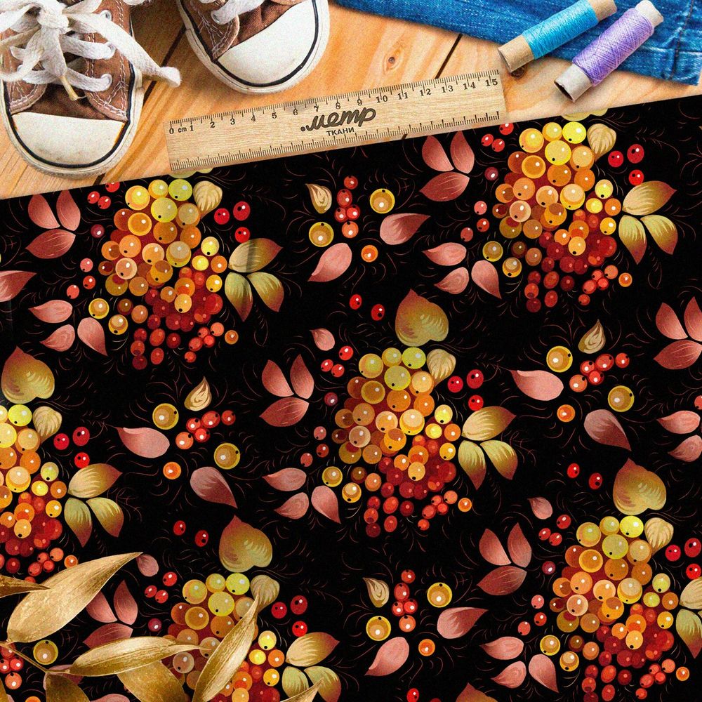 Ткань блэкаут белая смородина под ярким светом на чёрном фоне