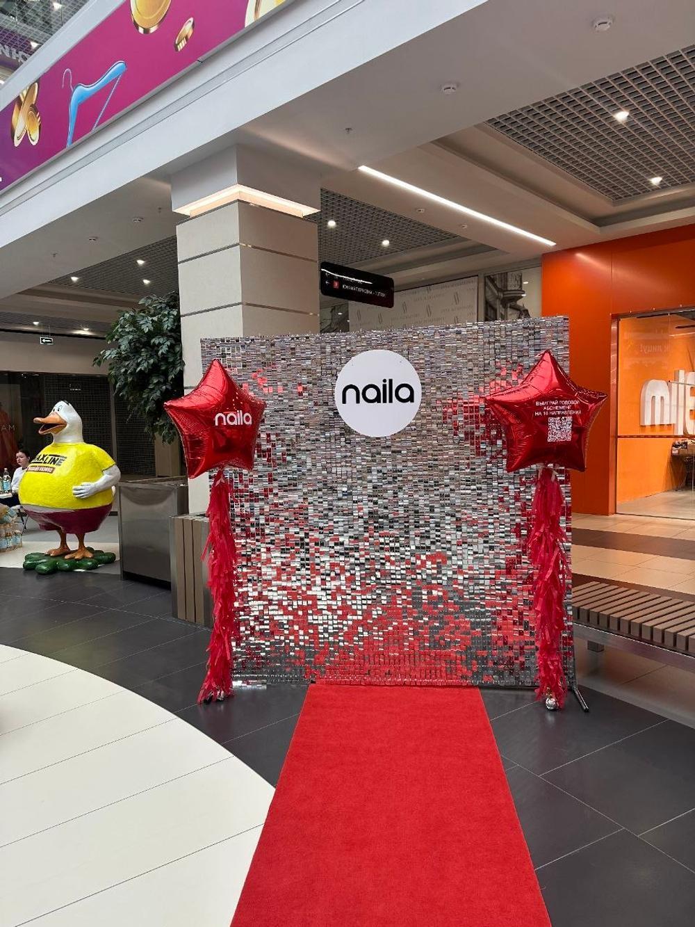 Фотозона с пайетками с красной дорожкой