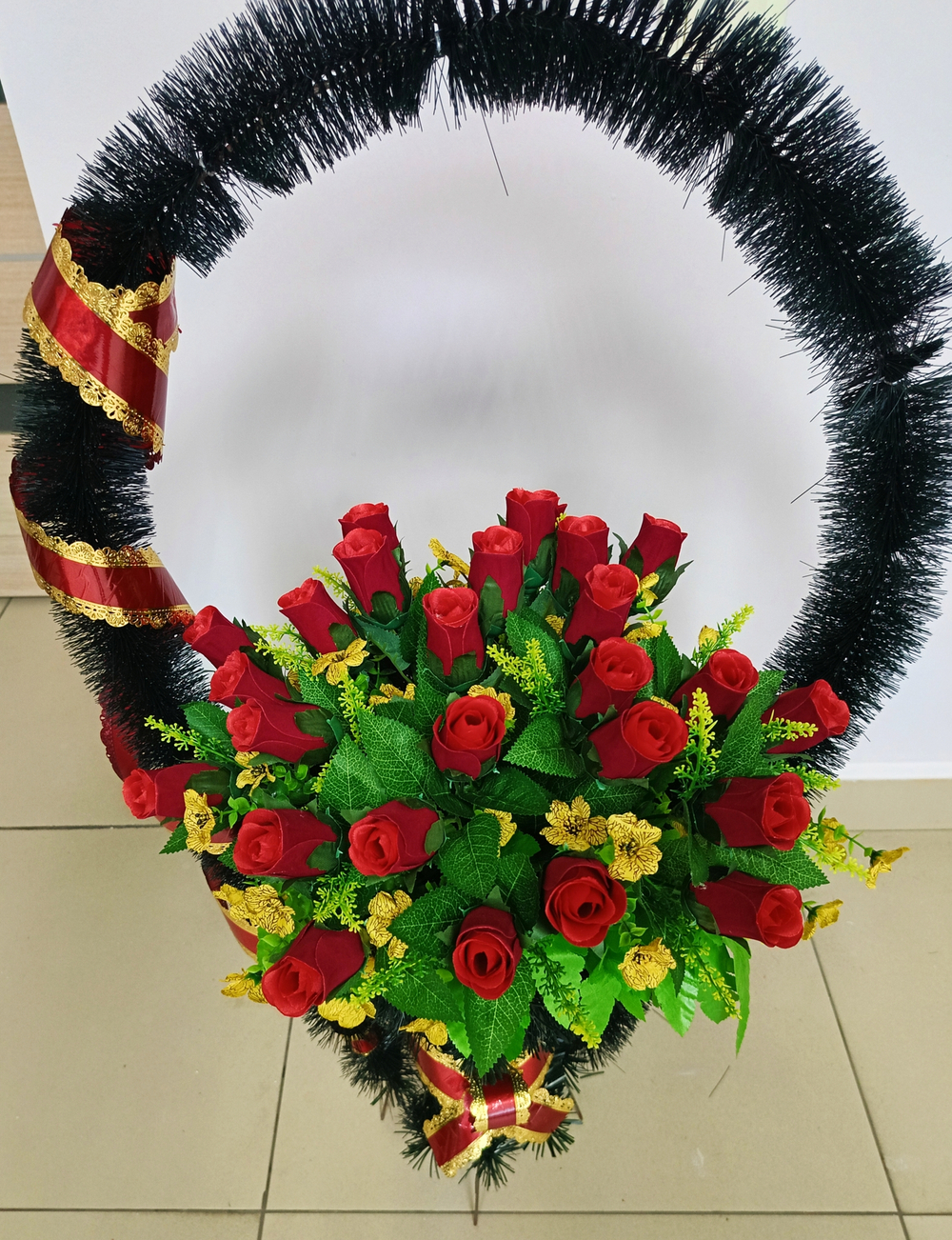 Корзина с бутонами бархатных роз . Арт К 010