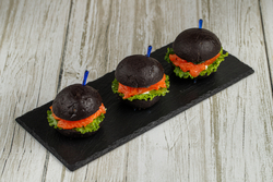 Мини бургер со слабосолёным лососем