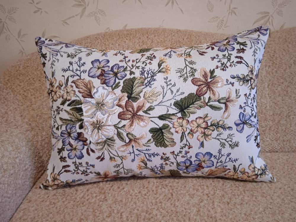 Декоративная гобеленовая наволочка для интерьерной подушки Цветочная поляна 68х47