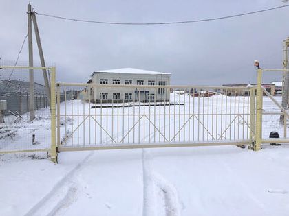 Новый въезд в комплекс Selhozka Loft оборудован автоматическими воротами