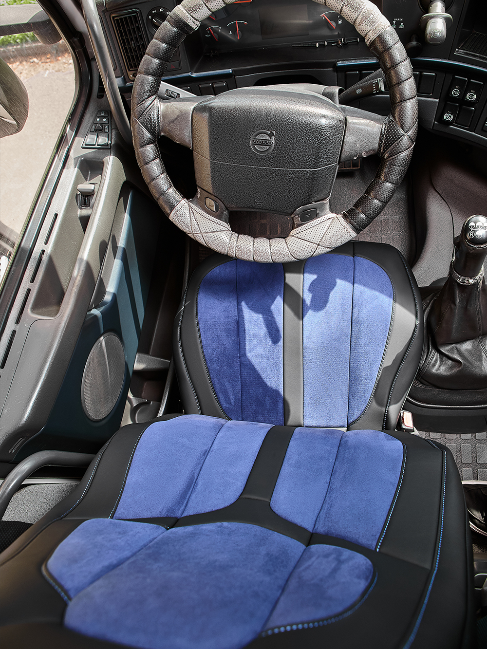 Чехлы Люкс VOLVO FH-13 после 2018 года: водитель от сиденья, пассажир от стойки кабины (один вырез под ремень) (экокожа, черный, синяя вставка)