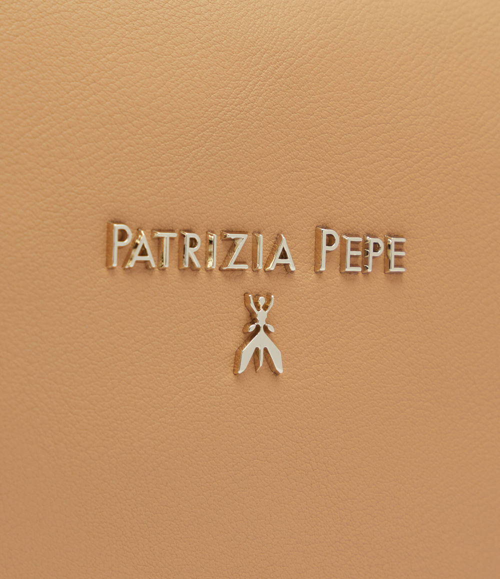 Кожаная сумка-мессенджер Patrizia Pepe - бежевый(8B0071 E043)