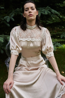 Платье миди со вставкой на груди бежевое