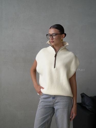 Молочный вязаный жилет на молнии