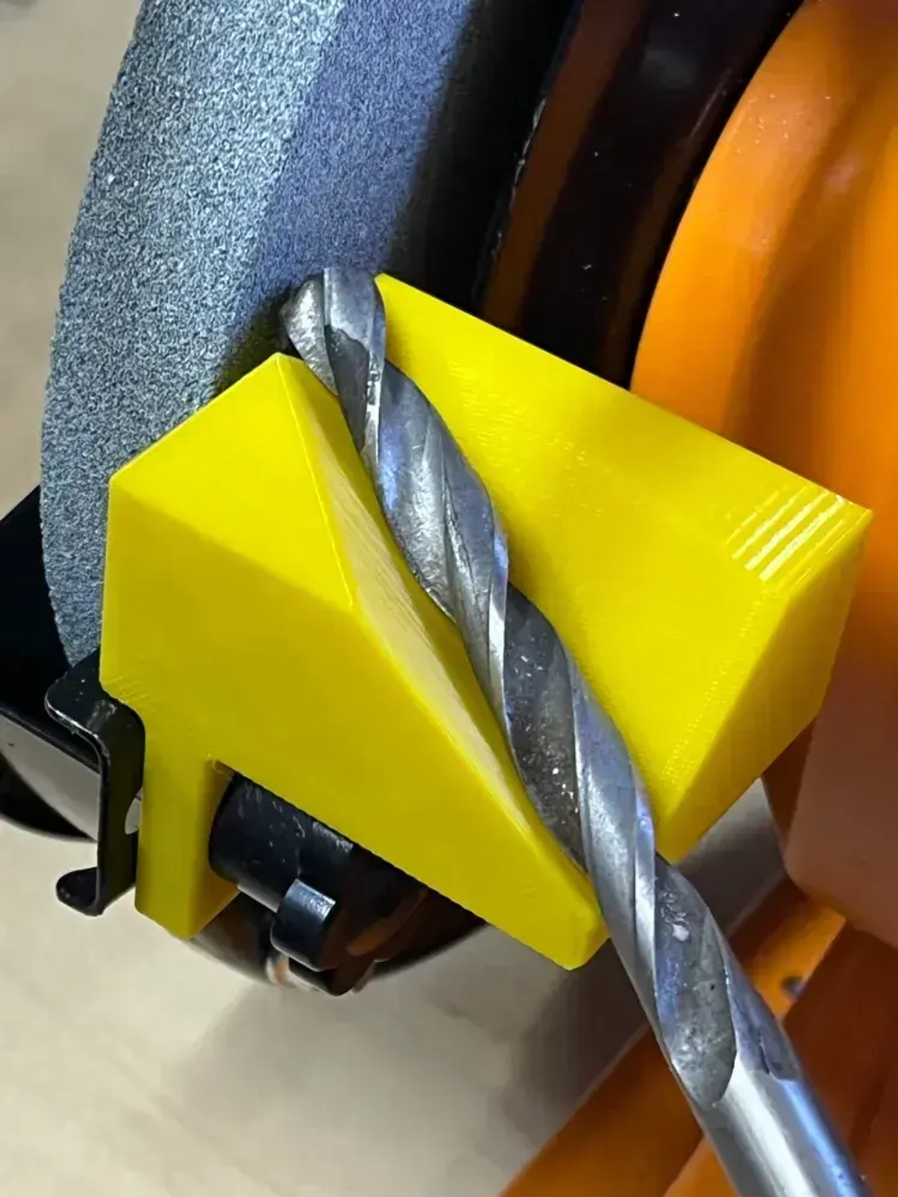 Насадка для заточки сверл на точильный станок - подручник, угол заточки сверла 118 градусов