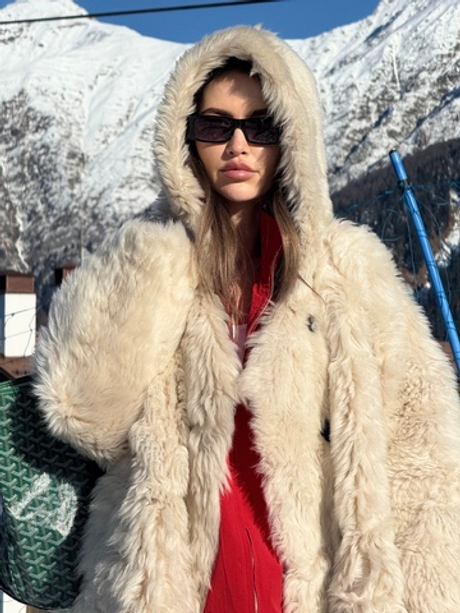 Бежевая шуба из овчины с капюшоном