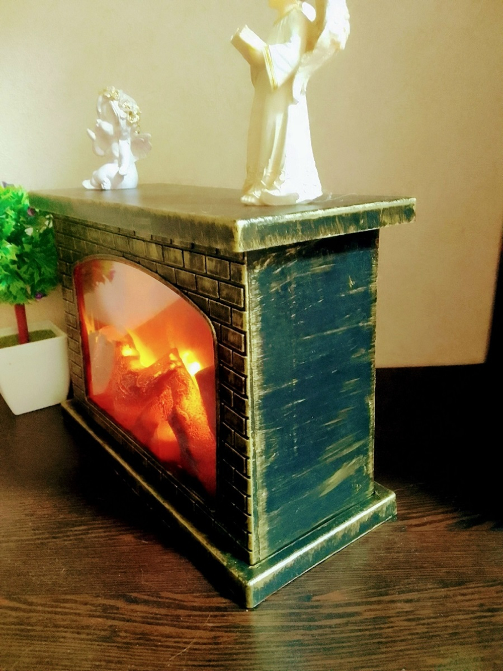 Светодиодный декоративный камин с эффектом живого огня 28х20х12 см, патина золотая бронза
