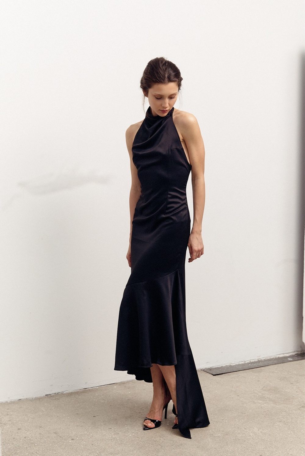 Платье с открытой спиной и асимметричным  подолом