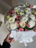 Букет из кустовой пионовидной розы, одноголовых роз, лизиантуса и хризантемы