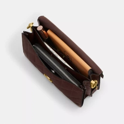 COACH СУМКА ЧЕРЕЗ ПЛЕЧО TABBY С ЦЕПОЧКОЙ И СТЕЖКОЙ, ТЕМНО-КОРИЧНЕВЫЙ