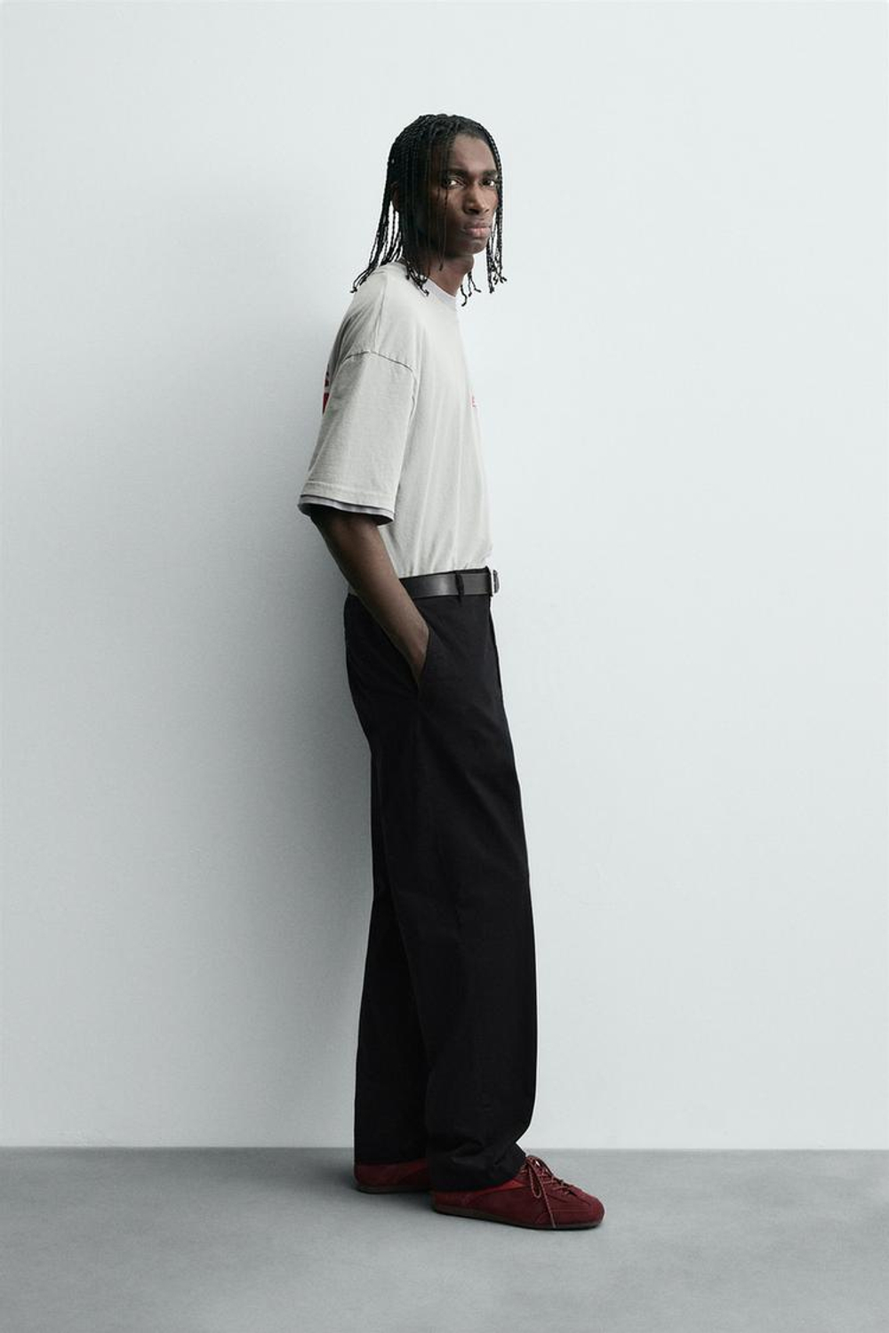 ZARA ФУТБОЛКА С КОНТРАСТНЫМ ПРИНТОМ И ЭФФЕКТОМ ПОТЕРТОСТИ, ТЕМНО-СЕРЫЙ